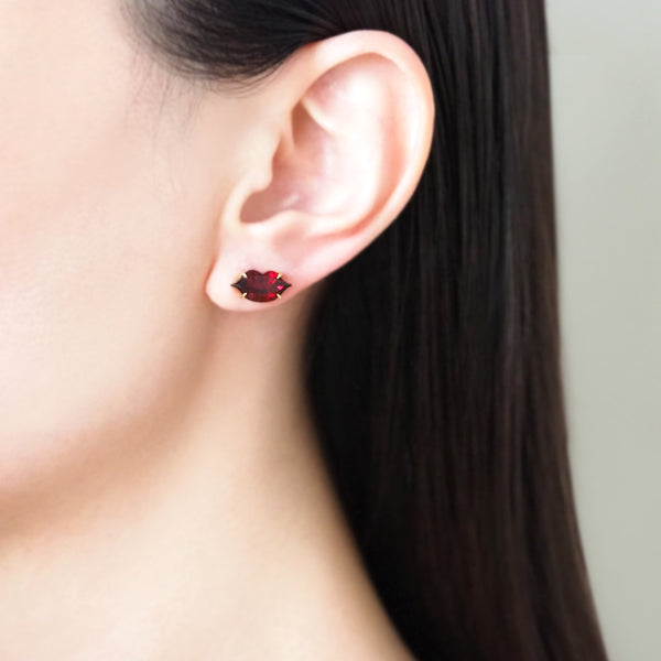 Lip Single Earring (Garnet)